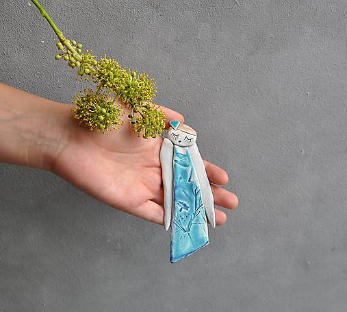 Anjelik na zavesenie tyrkysový