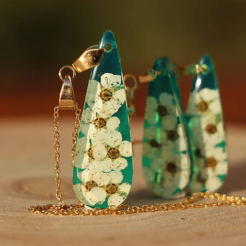 Sada živicový prívesok a náušnice Zelené slzy s tavoľníkom