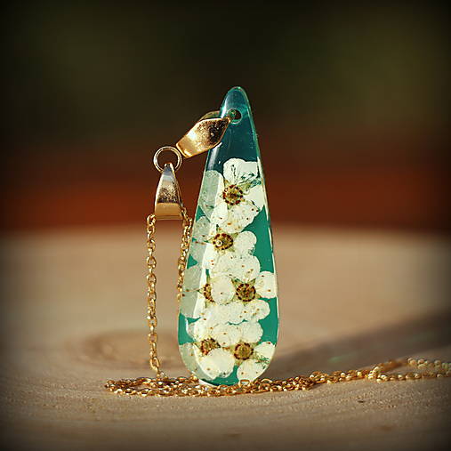 Sada živicový prívesok a náušnice Zelené slzy s tavoľníkom