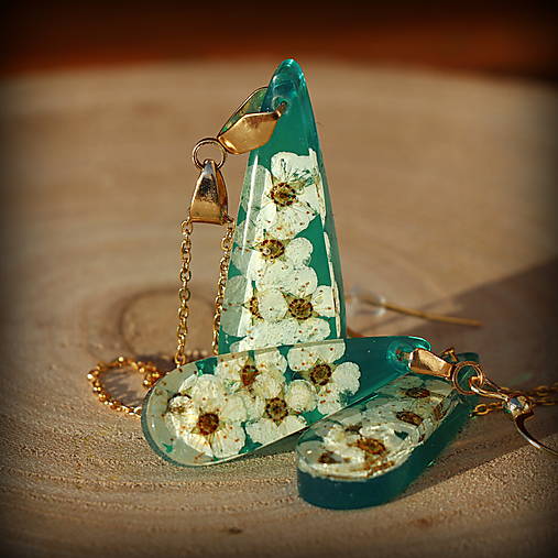 Sada živicový prívesok a náušnice Zelené slzy s tavoľníkom