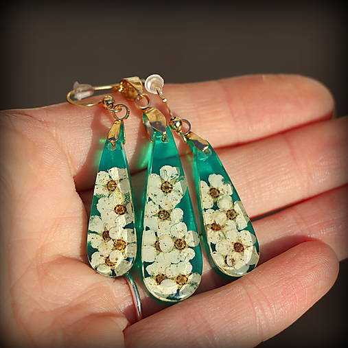 Sada živicový prívesok a náušnice Zelené slzy s tavoľníkom