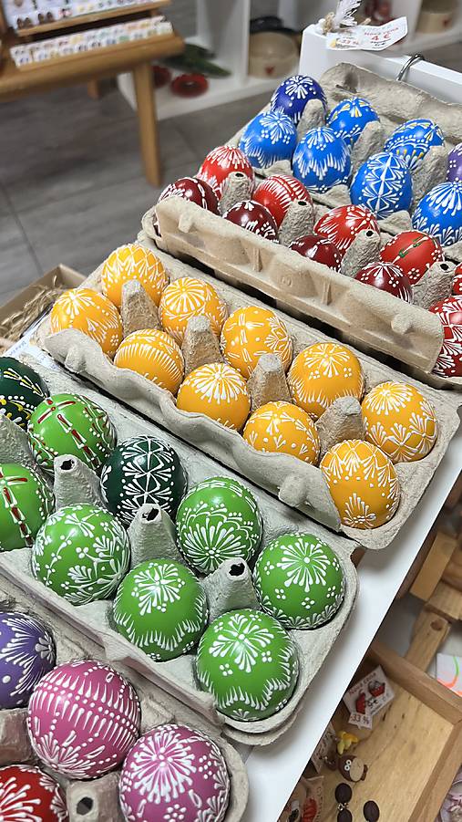 Veľkonočné vajíčka maľované farebné