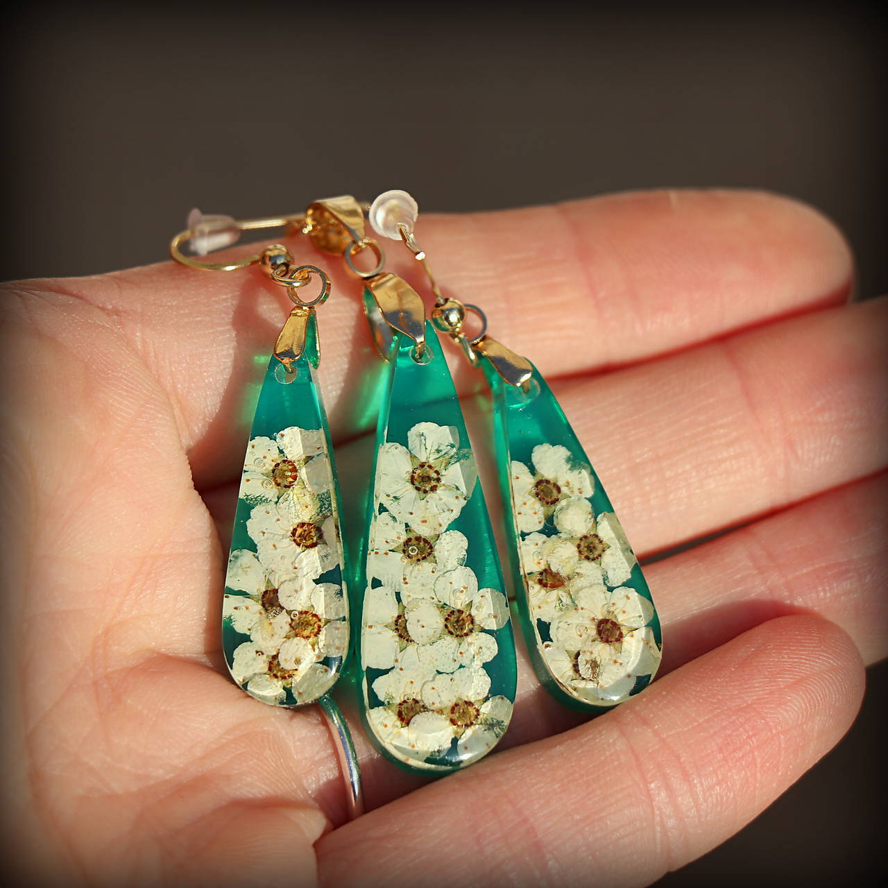 Sada živicový prívesok a náušnice Zelené slzy s tavoľníkom