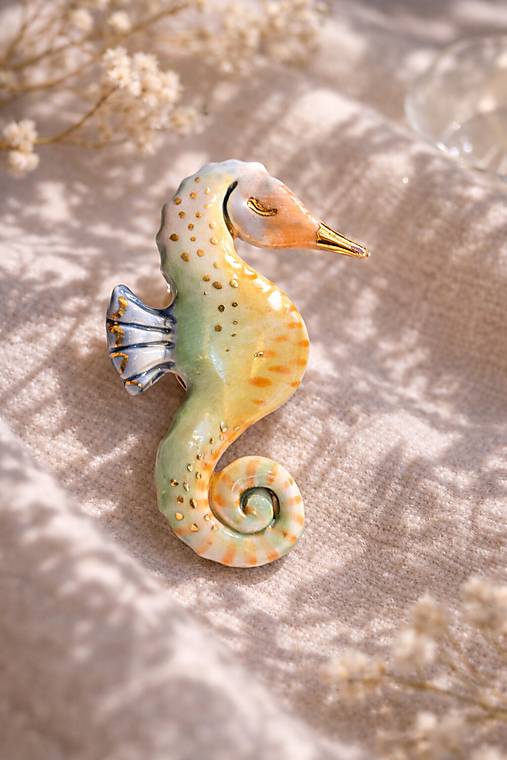 Brošne - Morský koník pastelový - porcelánová brošňa - 18195797_