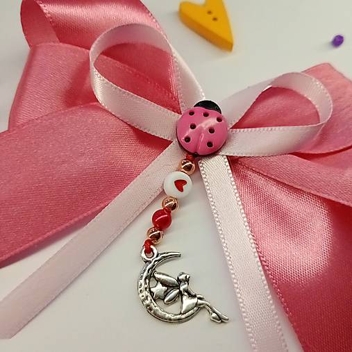 Stužka (mašlička) proti urieknutiu na kočík s príveskom