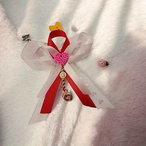 Stužka (mašlička) proti urieknutiu na kočík s príveskom