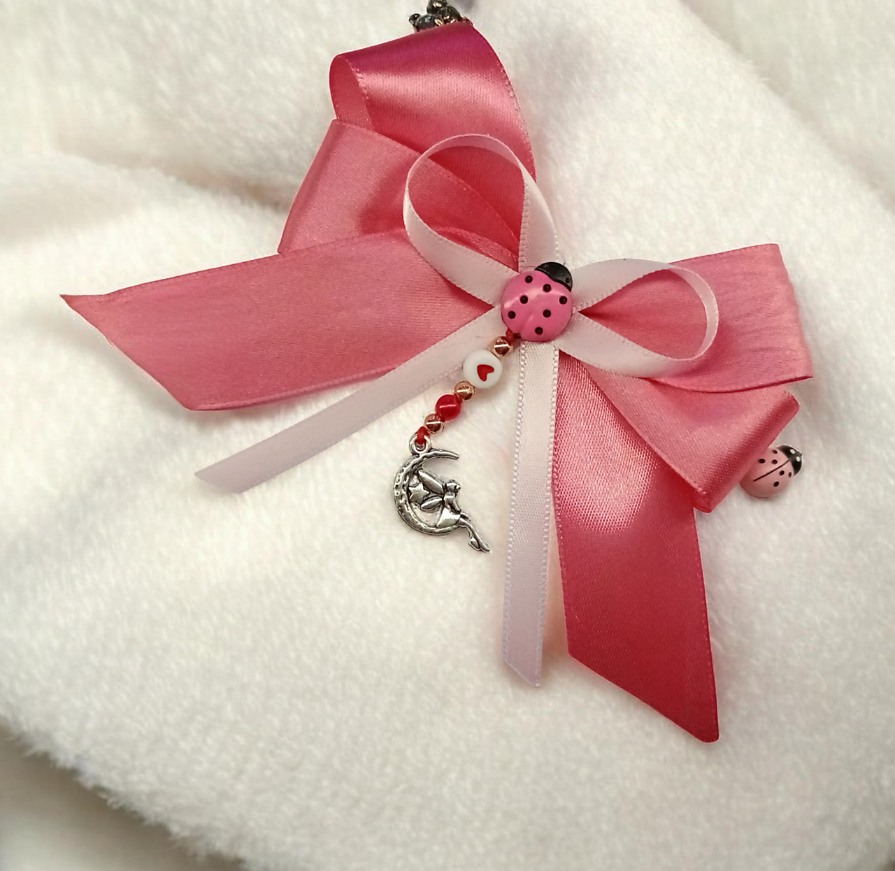 Stužka (mašlička) proti urieknutiu na kočík s príveskom