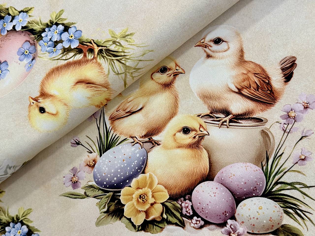 100% 3D BAVLNA DEKOR / KURIATKA NA ŽLTOM PODKLADE