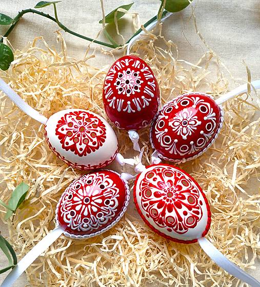 Dekorácie - Sada bielo-červených madeirových kraslíc na zavesenie - 18199655_