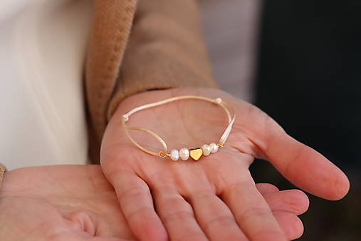 Šnúrkový náramok so srdiečkom