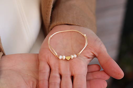 Šnúrkový náramok so srdiečkom