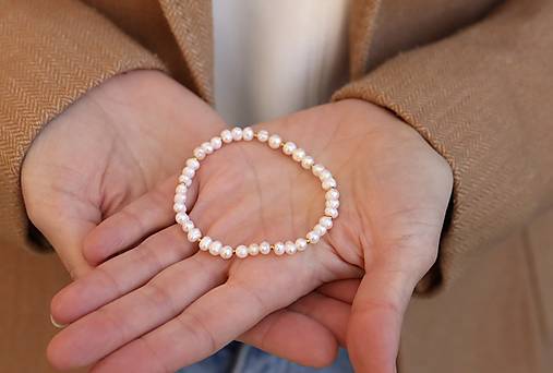 Perlový náramok