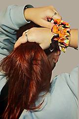 Ozdoby do vlasov - Volánová hodvábna scrunchie zo vzorovaného hodvábu. Výrazná. Sebavedomá. Exkluzívna vo svojej farbe.  - 18200111_