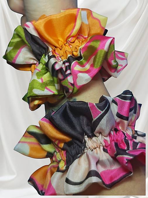 Volánová hodvábna scrunchie zo vzorovaného hodvábu. Výrazná. Sebavedomá. Exkluzívna vo svojej farbe.