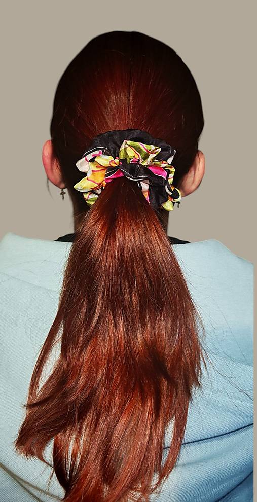 Volánová hodvábna scrunchie zo vzorovaného hodvábu. Výrazná. Sebavedomá. Exkluzívna vo svojej farbe.