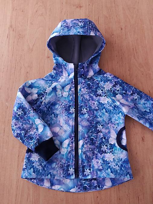 Detské oblečenie - Softshellová bunda s motýlikmi - 18200836_