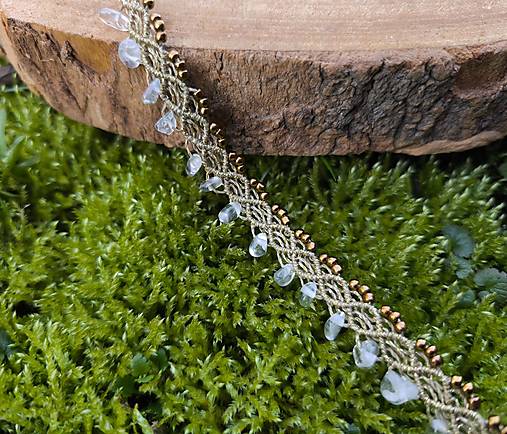 Náhrdelníky - Zlatý makramé choker/ náhrdelník s krištáľmi - 18201102_