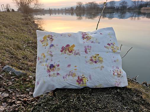 Úžitkový textil - Obliečka na vankúš farbená bylinkami a kvetmi - 18203697_