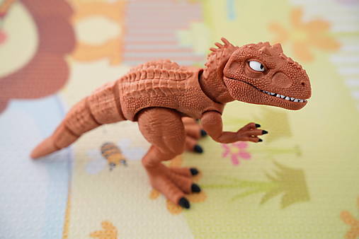 Dinosaurus figúrka – farebný dravý dinosaurus s pohyblivými čeľusťami