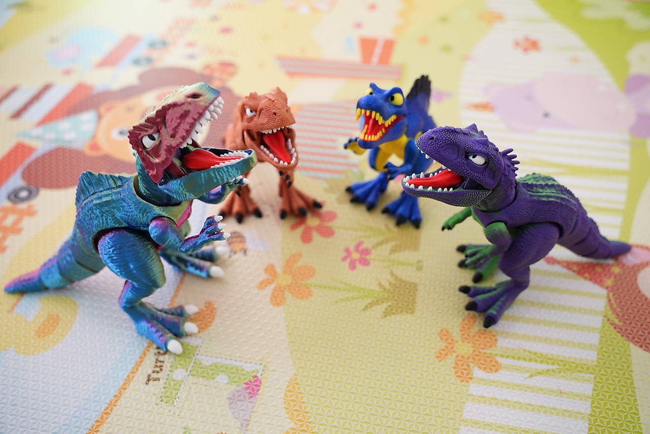 Dinosaurus figúrka – farebný dravý dinosaurus s pohyblivými čeľusťami