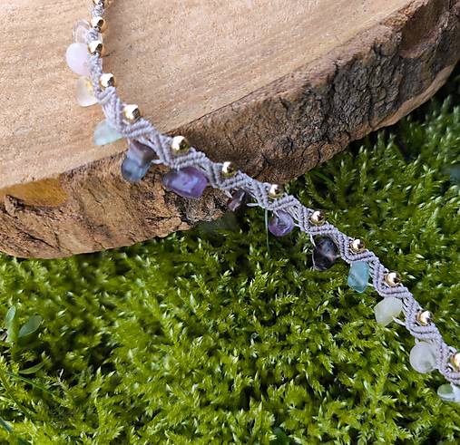 Náhrdelníky - Béžový makramé choker/ náhrdelník s farebnými zlomkami minerálov - 18201707_