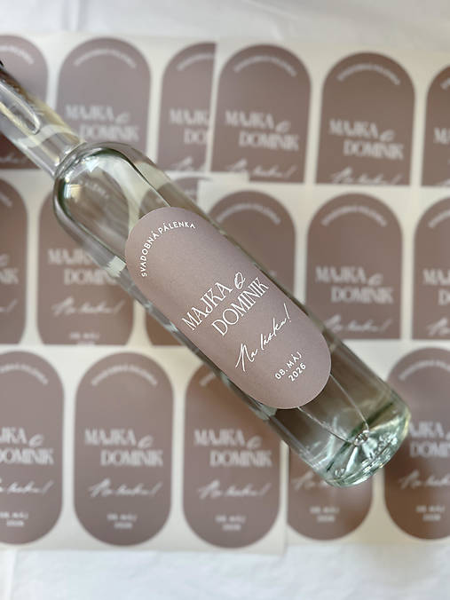 Úložné priestory & Organizácia - Nálepky na svadobné fľaše 315 tmavo béžový ovál simple s bielym písmom - 18205673_