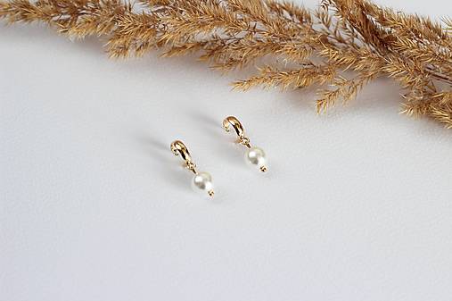 Minimalistické perlové náušnice  (Zlatá)
