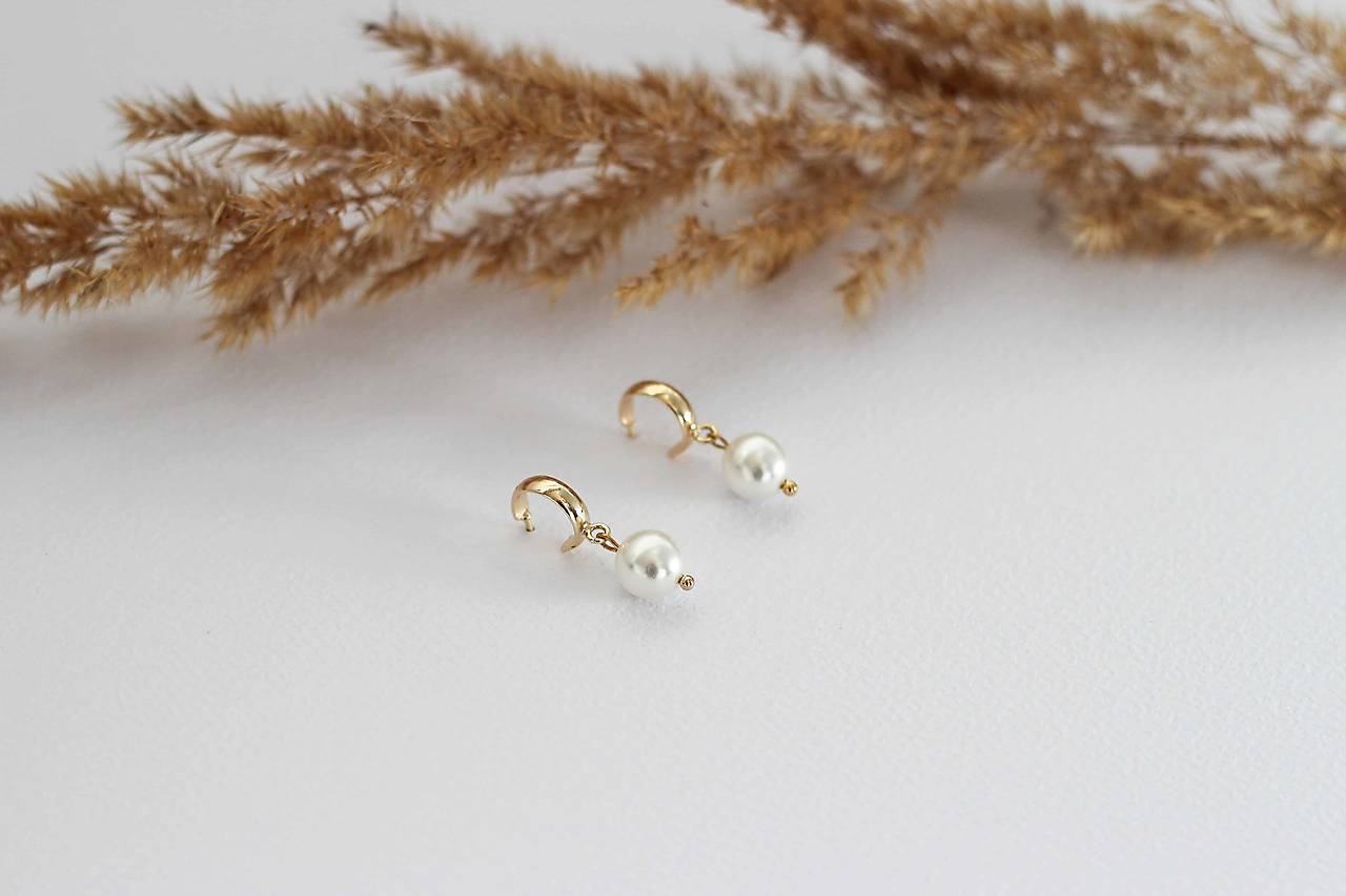 Minimalistické perlové náušnice  (Zlatá)