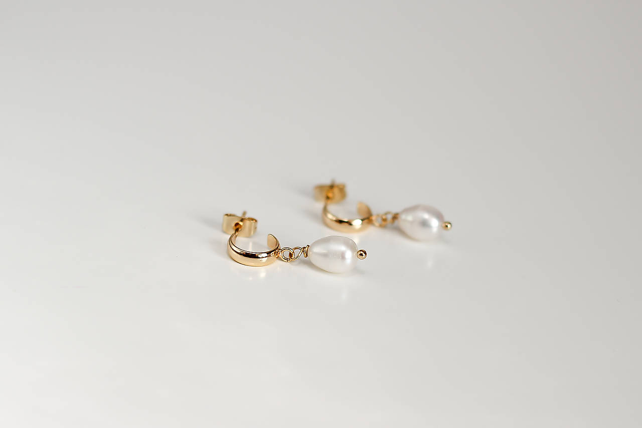 Minimalistické perlové náušnice