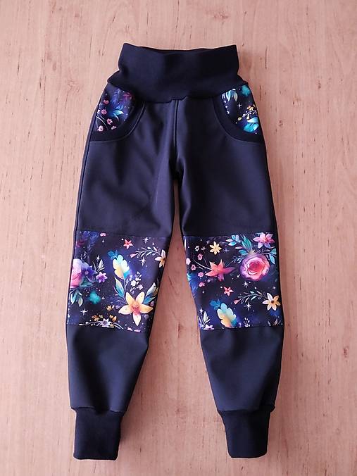 Detské oblečenie - Čierne softshellové kalhoty s kvety - 18205734_