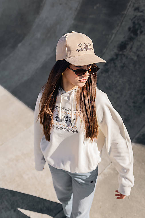 Čiapky, čelenky, klobúky - Vyšívaná ľudová šiltovka Čičmany - 18205282_