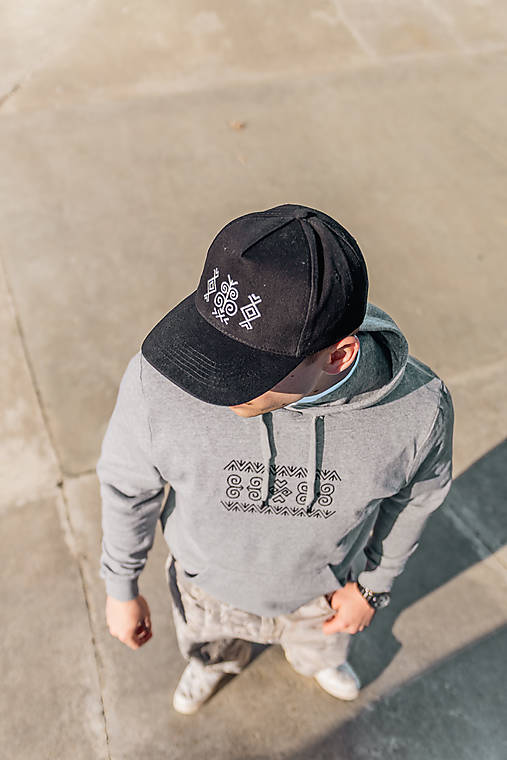 Čiapky, čelenky, klobúky - Vyšívaná ľudová šiltovka Čičmany - 18205390_