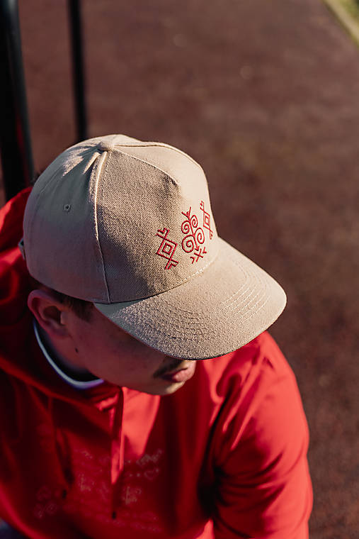 Čiapky, čelenky, klobúky - Vyšívaná ľudová šiltovka Čičmany - 18206405_