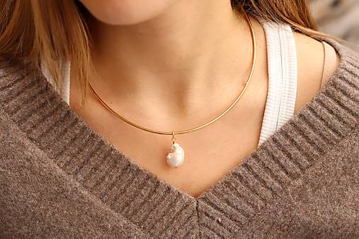 Obručový náhrdelník s barokovou perlou