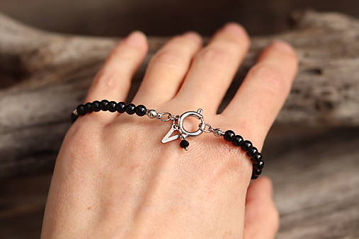 Náramok ónyx s písmenkom