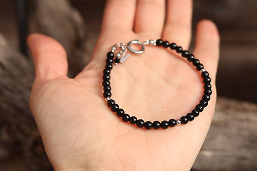 Náramok ónyx s písmenkom