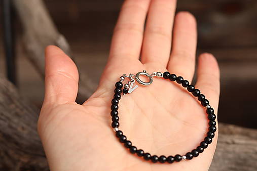 Náramok ónyx s písmenkom