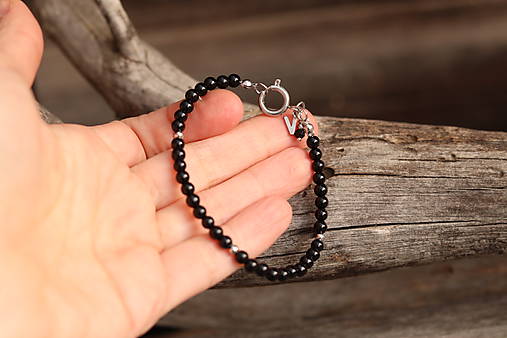 Náramok ónyx s písmenkom