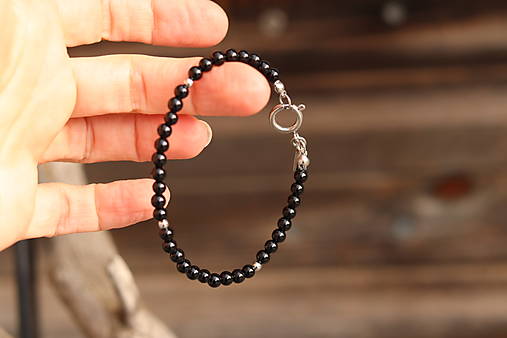 Náramok ónyx s písmenkom