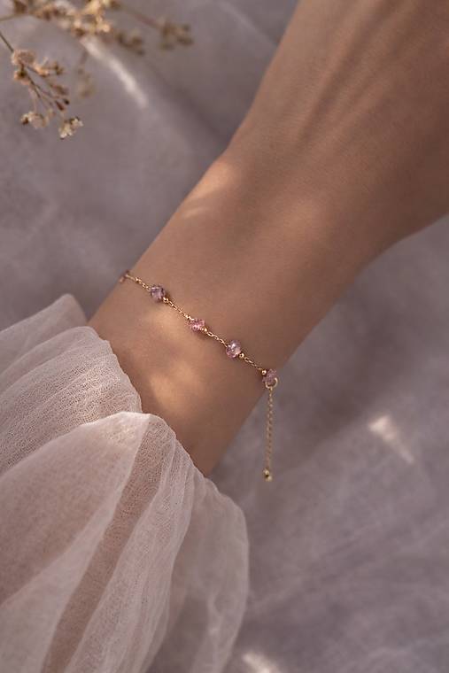 Jemný náramok s fialovými úlomkami