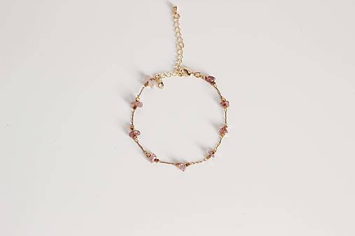 Jemný náramok s fialovými úlomkami