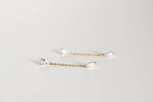 Pozlátené náušnice so zirkónmi a riečnou perlou Elena