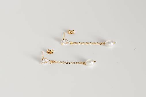 Pozlátené náušnice so zirkónmi a riečnou perlou Elena