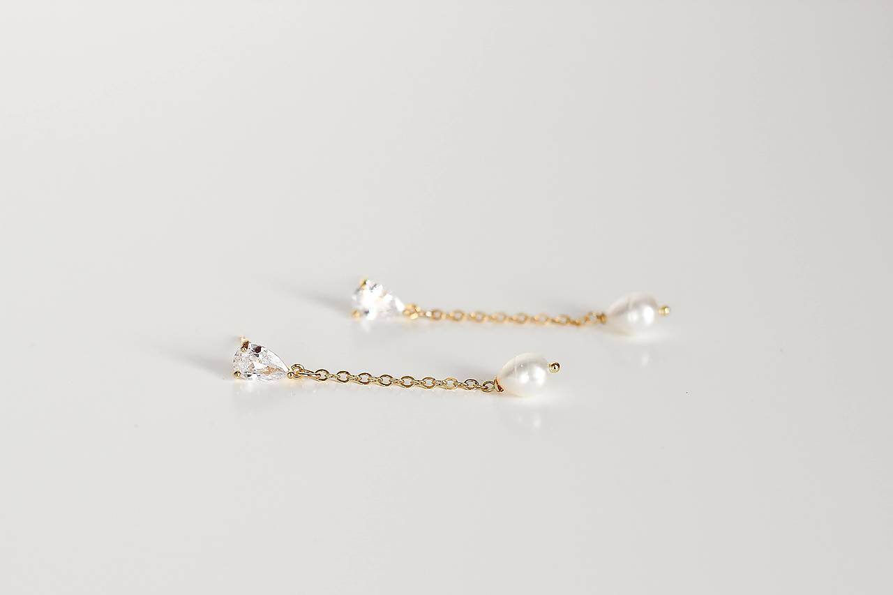 Pozlátené náušnice so zirkónmi a riečnou perlou Elena