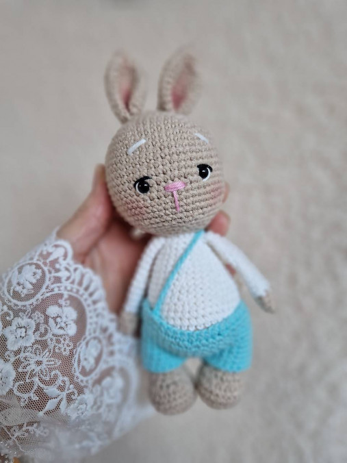 Hračky - Háčkovaný zajko v modrých nohaviciach - 18209177_