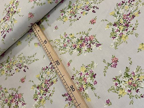 BAVLNA DEKOR / KVETINY NA SIVOM PODKLADE