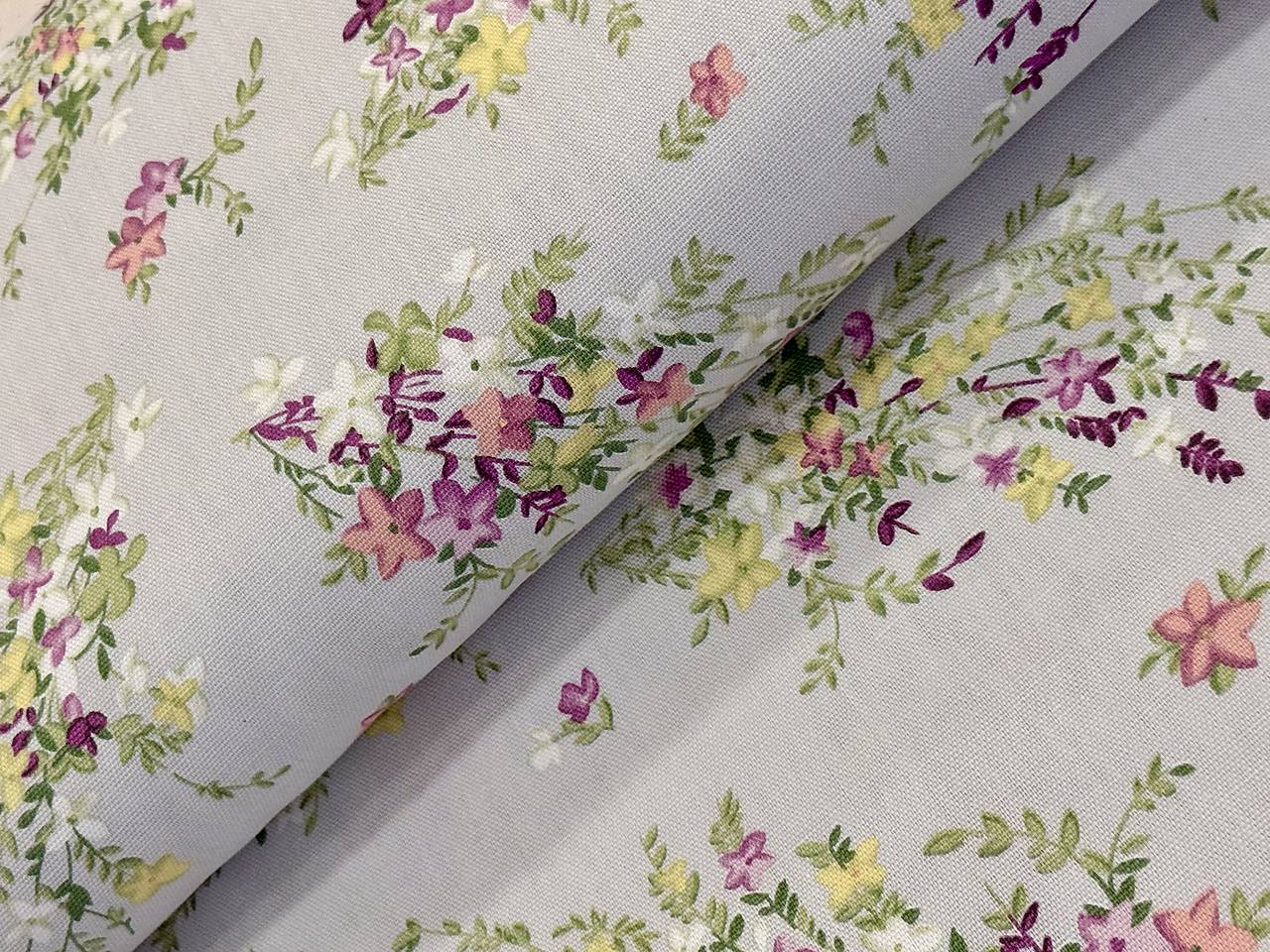 BAVLNA DEKOR / KVETINY NA SIVOM PODKLADE