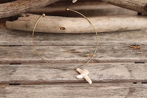 Obručový náhrdelník s perlovým krížom