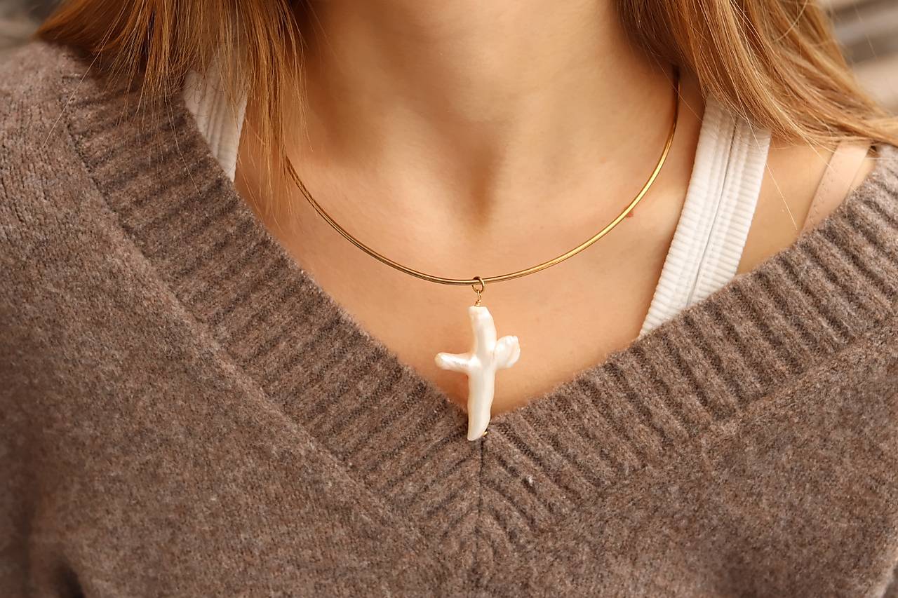 Obručový náhrdelník s perlovým krížom