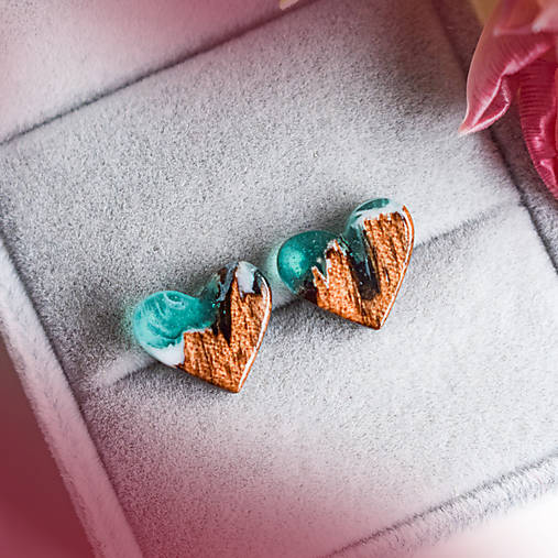 Náušnice - Drevené napichovacie náušnice – srdiečka z orechového dreva a živice - 18209389_